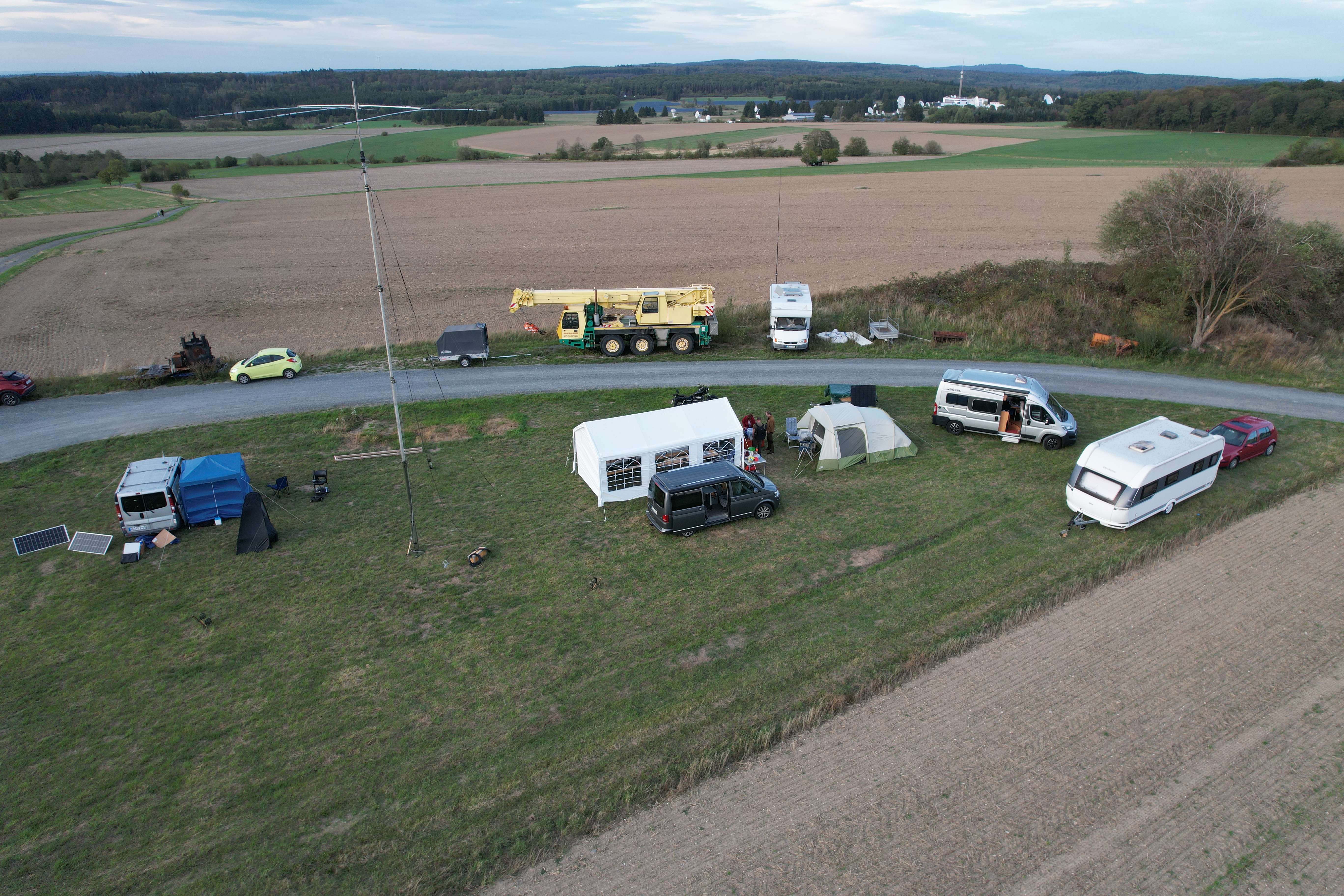 Luftaufnahme des Fieldday-Platzes in Merzhausen: Zelte, Fahrzeuge und Antennenmast auf der Wiese