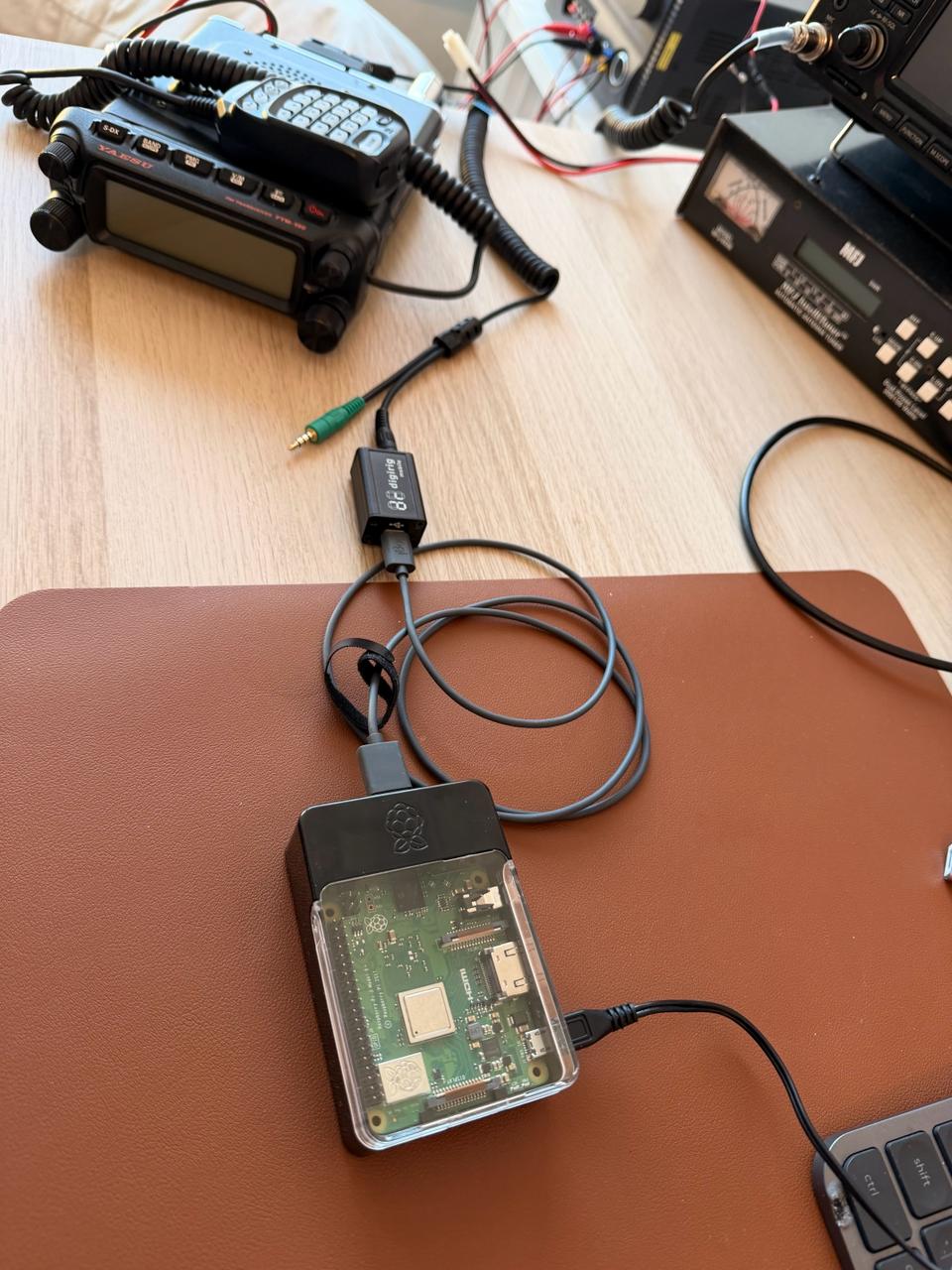 Gateway-Aufbau von DO1OAH: Raspberry Pi im Gehäuse, per USB mit dem Digirig Mobile verbunden, daneben das Yaesu FTM-150
